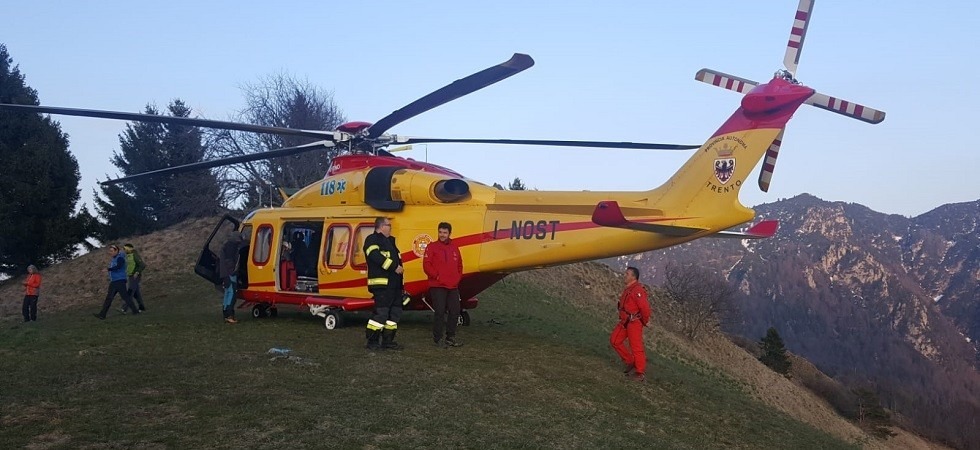 Si lancia con il parapendio ma sbaglia l'atterraggio e precipita per sei metri, donna elitrasportata all'ospedale